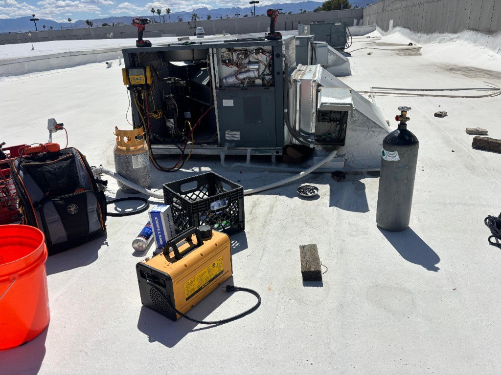Servicio en unidad comercial de techo